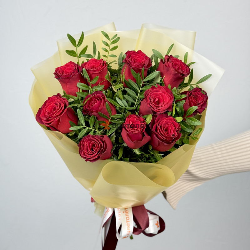 Букет из 11 красных роз с зеленью