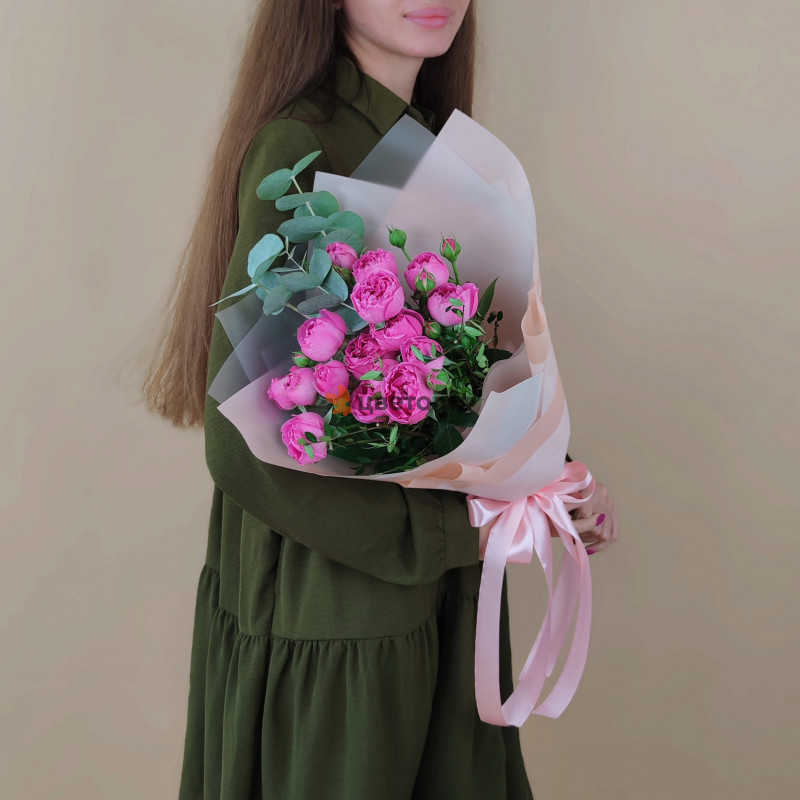 Букет с пионовидной розой и эвкалиптом